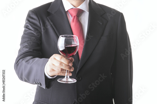 hombre de negocios con copa de vino