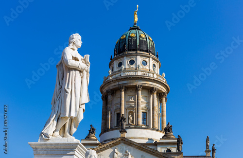 Schillerstatue vor dem Französischen Dom auf dem Gendarmenmarkt, Berlin