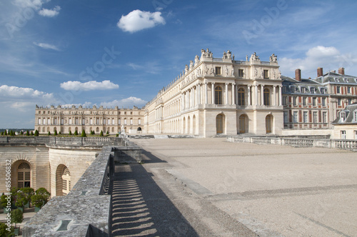 Façades du château de Versailles par temps ensoleilé.