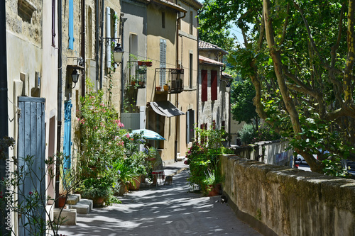 ruelle en été à UZES (france)