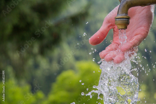 Acqua che scorre sulla mano