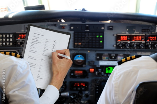 Zwei Ploten im Cockpit Checkliste