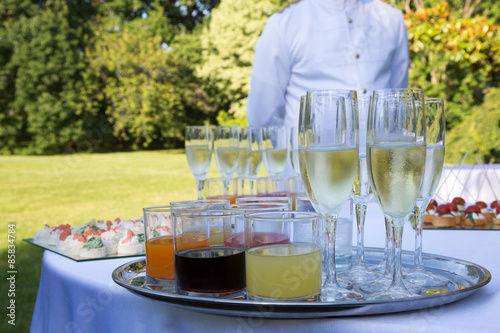 Aperitivi su vassoio e cameriere sullo sfondo