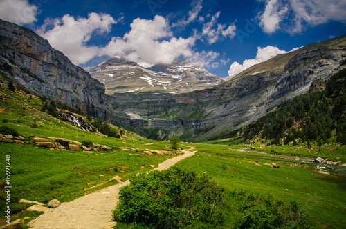 Valle de Ordesa y Monte Perdido con nubes. (Pirineos / Pyrenees)