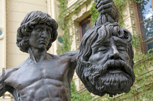 Skulptur David mit dem Haupte Goliaths im Schlossgarten Schwerin