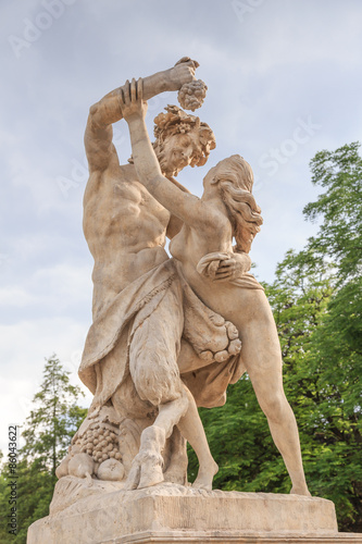Bachantka chwytająca winne grono z ręki satyra - posąg przed Pałacem na Wodzie w Parku w Warszawie