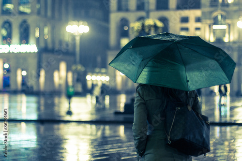 ragazza con ombrello verde in Piazza Duomo a Milano