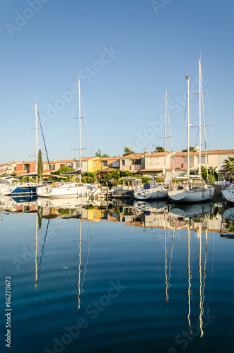 Spiegelung von Segelbooten im hafen von Cap d'Agde