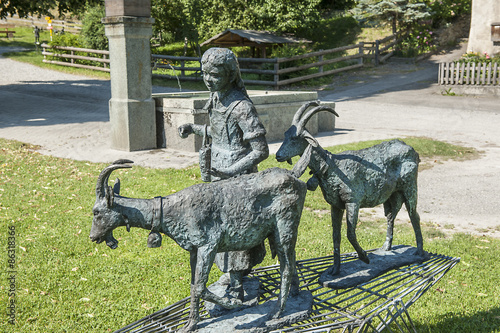 Heidi mit Geissen, Broncefigur im Heididorf ob Maienfeld, Graubünden, Schweiz