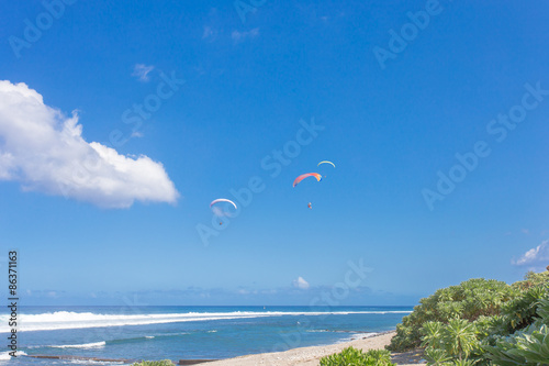 voiles de parapentes dans le ciel de Saint-Leu, île Réunion