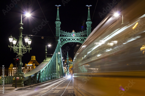 Most wolności w Budapeszcie, oświetlony w nocy