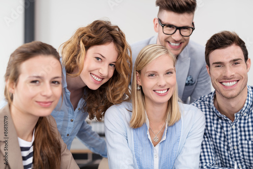 gruppe studenten schaut lachend in die kamera