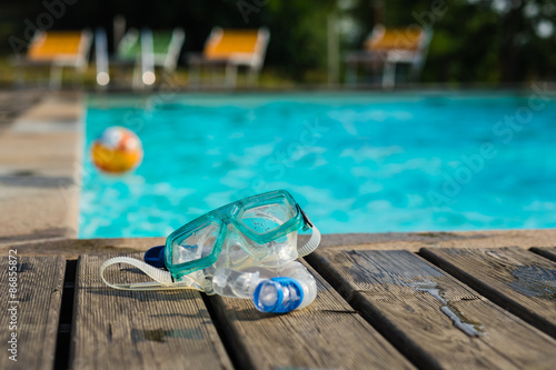 Maschera, boccaglio e pallone in piscina