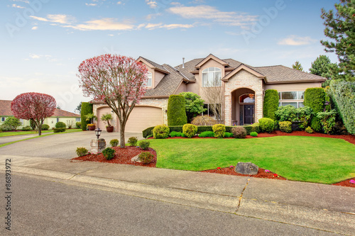 Luxurious northwest home with greenery and a nice driveway.