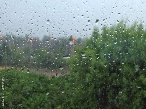 Regentropfen auf der Fensterscheibe