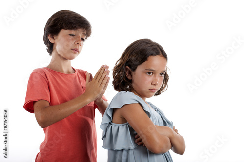 Niño rogándole a su hermanita