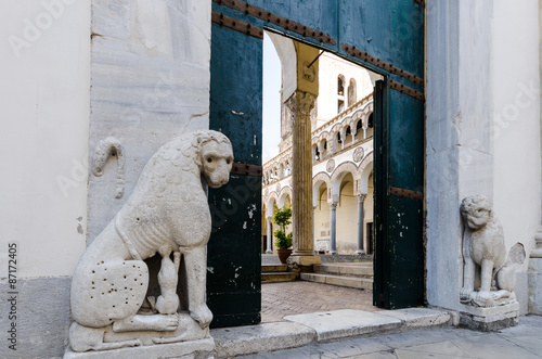 portone d'ingresso con statue del duomo di san matteo a Salerno