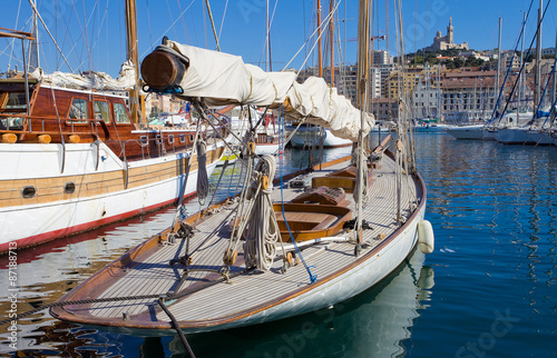 Marseille, voilier dans le vieux port