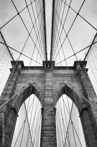 Most Brooklyński w Nowym Jorku z bliska detalu architektonicznego w ponadczasowym czerni i bieli