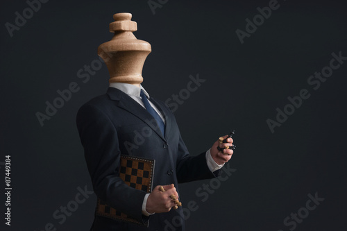 Symbol of a narcissist without head and with pawns in the hands