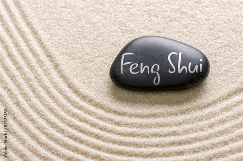 Schwarzer Stein mit der Aufschrift Feng Shui