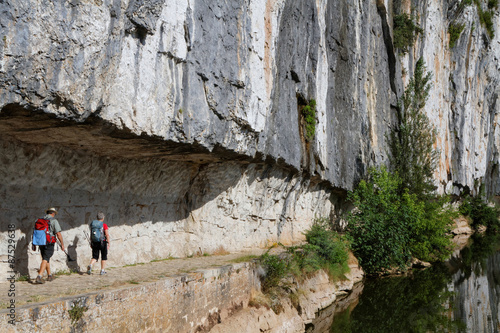 Le chemin de halage creusé dans la falaise