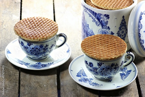 niederländische Sirupwaffeln auf Delfter Blau Tassen 