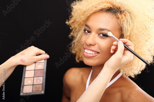 Brązowy makijaż oka Makijażystka maluje piękną kobietę cieniami do powiek. 