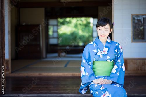 浴衣を着た女性