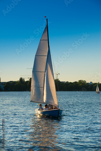 Segelboot, blaue Stunde