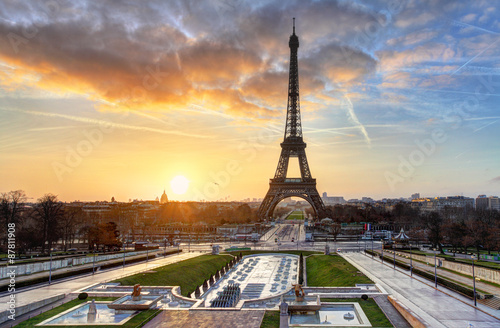 Wschód słońca w Paryżu, z Wieżą Eiffla