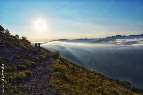 Escursionisti sui Monti Simbruini all'alba