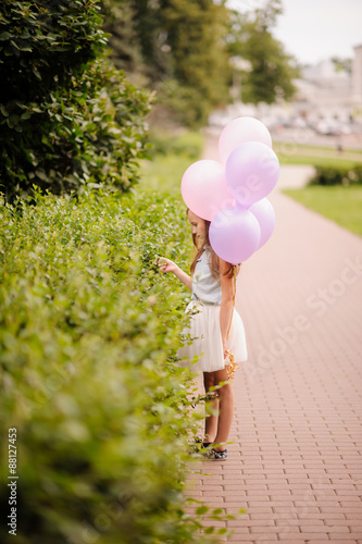 Девочка с шариками в парке