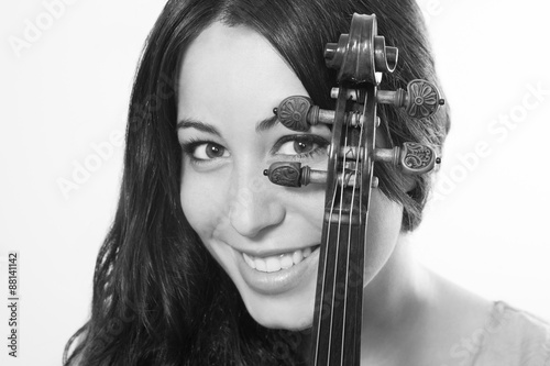 Mujer violinista sonriente