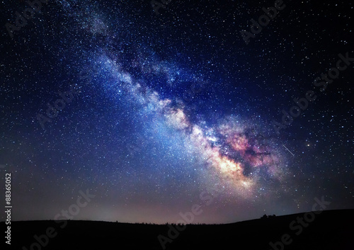 Droga Mleczna. Piękne letnie nocne niebo z gwiazdami na Krymie