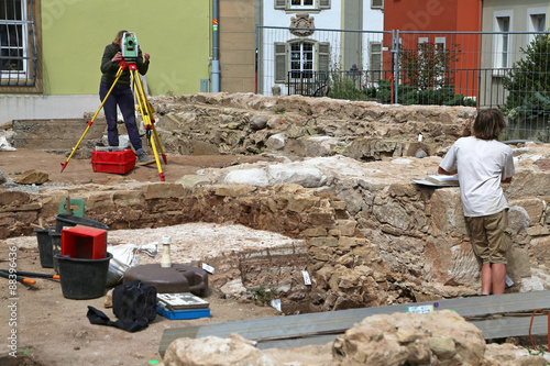 Archäologen vermessen Grabungsstätte