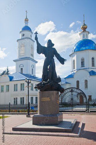 Church of Our Lady of Kazan and monument to the regimental priest in the city of Maloyaroslavets