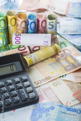 Contabilidad y planificación de negocios sobre un fondo de billetes de euro y material de oficina