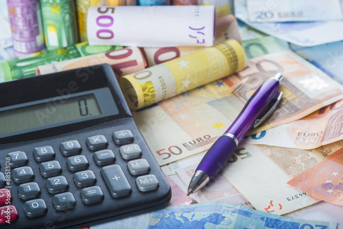 Contabilidad y planificación de negocios sobre un fondo de billetes de euro y material de oficina
