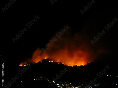 Incendio sulle montagne che si avvicina alle case