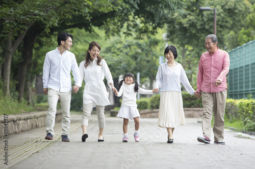 公園を歩く家族