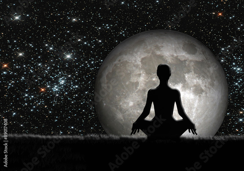 Mujer meditando, luna y estrellas