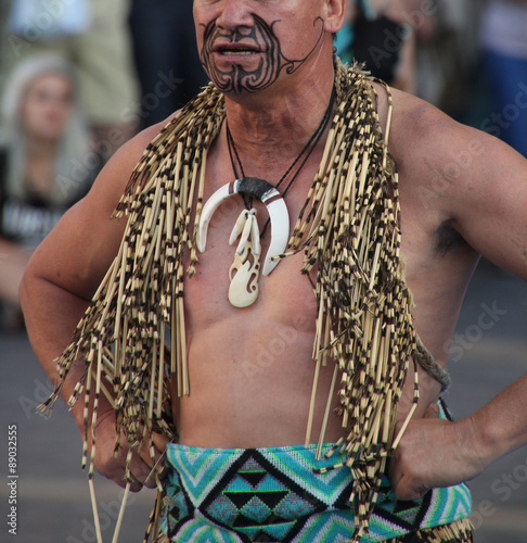 Guerrero maorí durante una danza tradicional Nueva Zelanda