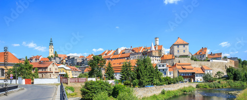 Bystrzyca Kłodzka - widok starego miasta z fragmentem murów miejskich od strony rzeki Bystrzycy