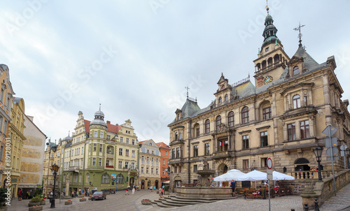 Kłodzko - rynek starego miasta z ratuszem i fontanną 