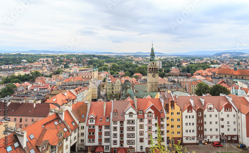 Kłodzko na Dolnym Śląsku - panorama starego miasta widziana z tarasu widokowego wznoszącej się nad miastem twierdzy pruskiej