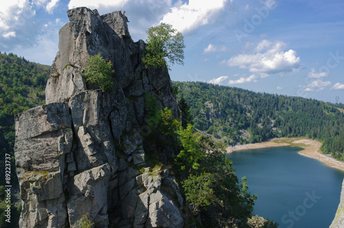 Magnifique rocher Hans surplombant le Lac Blanc dans les Vosges alsaciennes