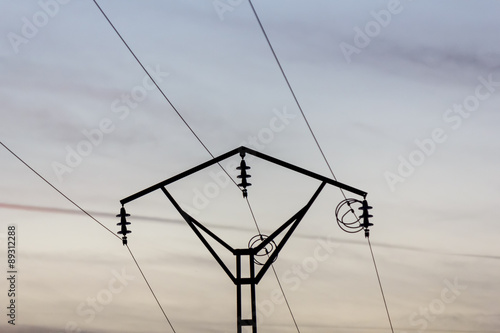 Tendido eléctrico. Cables al cielo al atardecer. Líneas y colores.