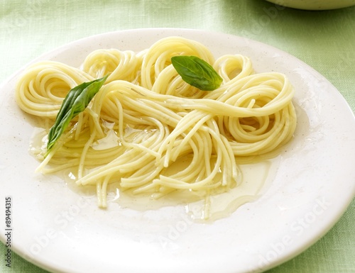Spaghetti with butter and basil