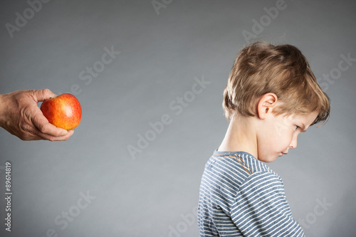 Portrait, Junge, grauer Hintergrund, Hand mit Apfel, gesunde Ern